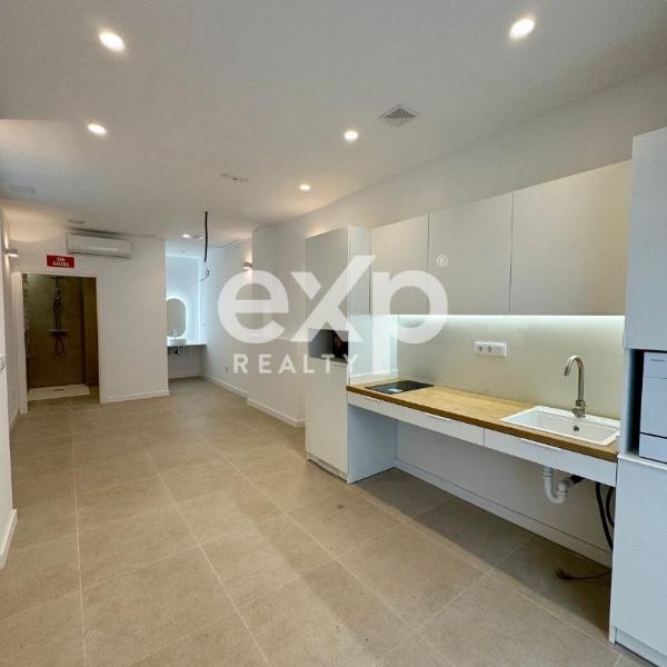 Plano general de la estancia principal, donde se ven el salón y la cocina